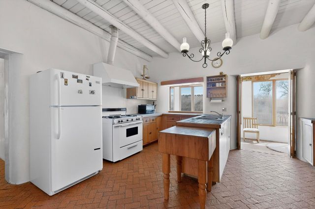 442 Los Pinos Road, Santa Fe, NM 87507