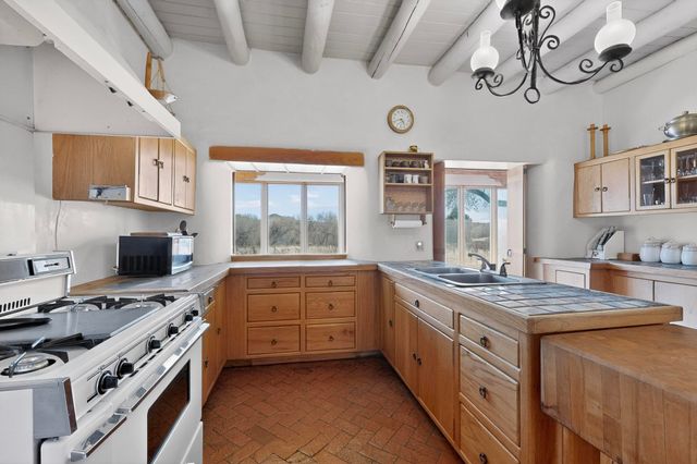 442 Los Pinos Road, Santa Fe, NM 87507