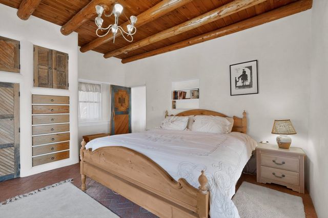 442 Los Pinos Road, Santa Fe, NM 87507