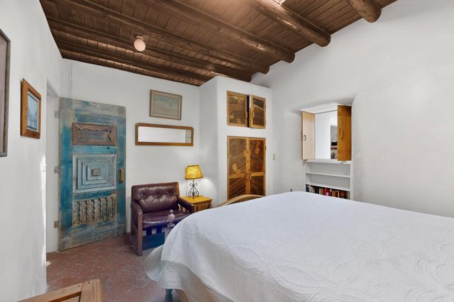 442 Los Pinos Road, Santa Fe, NM 87507