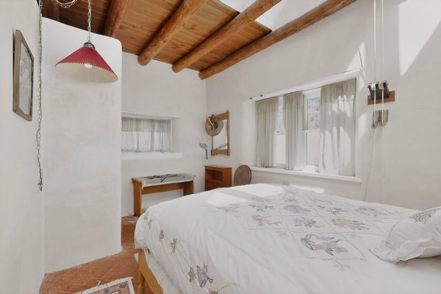 442 Los Pinos Road, Santa Fe, NM 87507