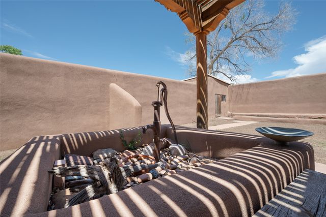 442 Los Pinos Road, Santa Fe, NM 87507