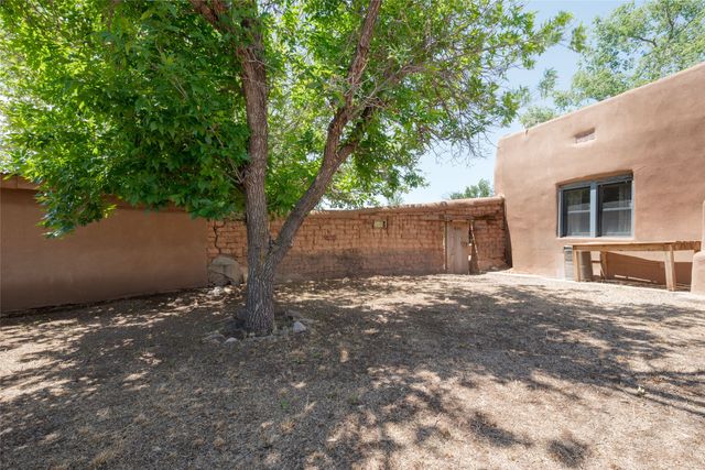 442 Los Pinos Road, Santa Fe, NM 87507