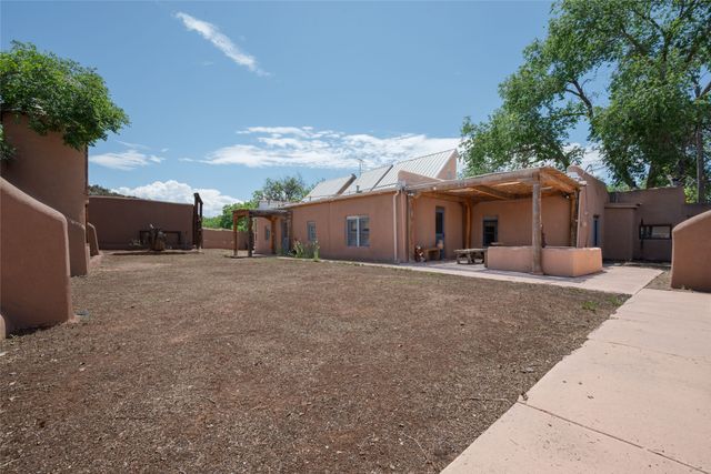 442 Los Pinos Road, Santa Fe, NM 87507