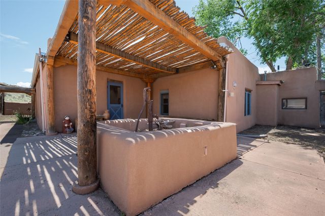 442 Los Pinos Road, Santa Fe, NM 87507