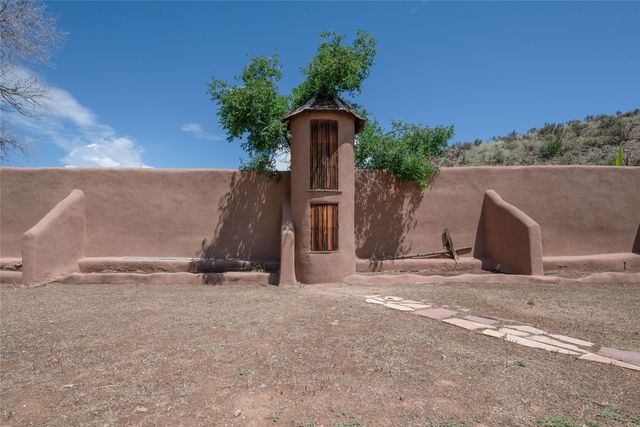 442 Los Pinos Road, Santa Fe, NM 87507