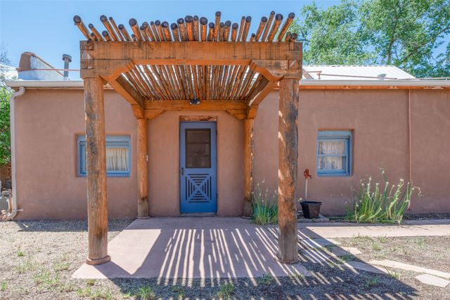 442 Los Pinos Road, Santa Fe, NM 87507