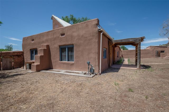 442 Los Pinos Road, Santa Fe, NM 87507