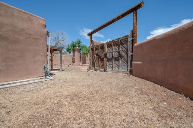 442 Los Pinos Road, Santa Fe, NM 87507
