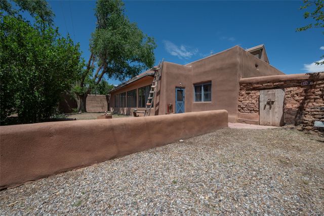 442 Los Pinos Road, Santa Fe, NM 87507