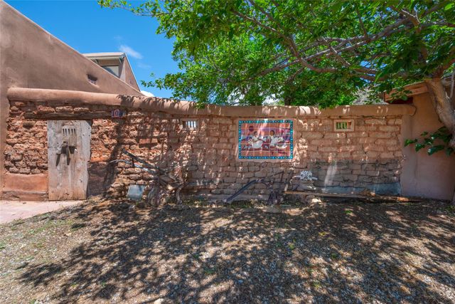 442 Los Pinos Road, Santa Fe, NM 87507