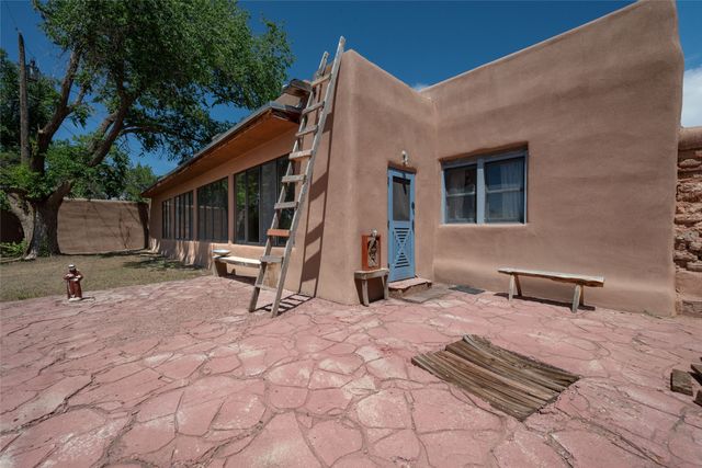 442 Los Pinos Road, Santa Fe, NM 87507