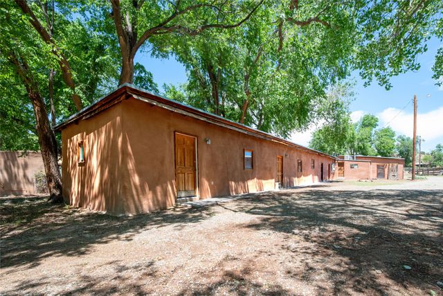 442 Los Pinos Road, Santa Fe, NM 87507
