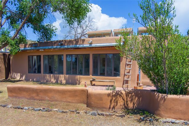 442 Los Pinos Road, Santa Fe, NM 87507
