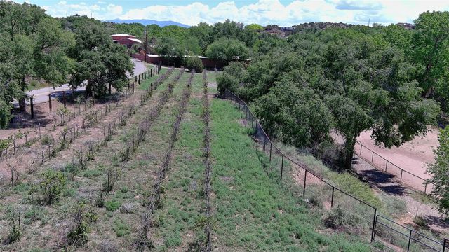 442 Los Pinos Road, Santa Fe, NM 87507