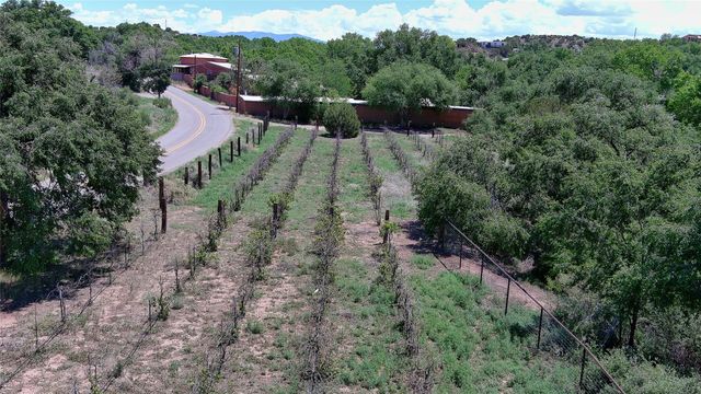 442 Los Pinos Road, Santa Fe, NM 87507