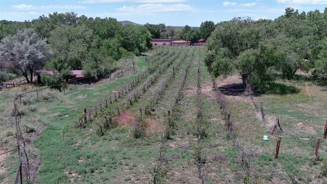 442 Los Pinos Road, Santa Fe, NM 87507