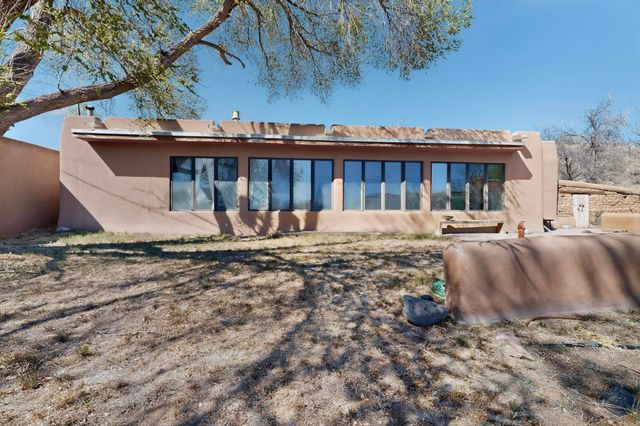 442 Los Pinos Road, Santa Fe, NM 87507