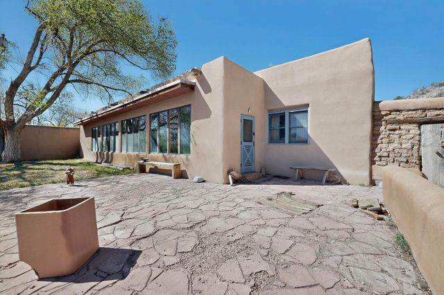 442 Los Pinos Road, Santa Fe, NM 87507