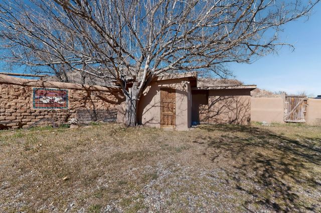442 Los Pinos Road, Santa Fe, NM 87507