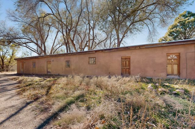 442 Los Pinos Road, Santa Fe, NM 87507