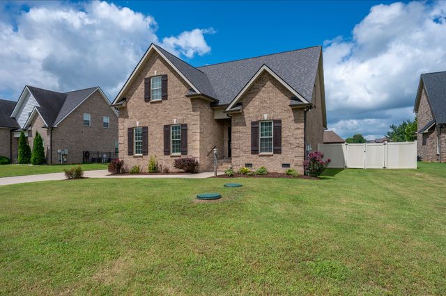1222 Matheus Dr, Murfreesboro, TN 37128
