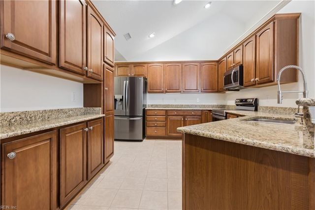 326 Garman LOOP, Yorktown, VA 23690