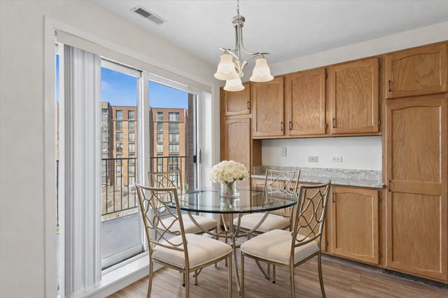 127 Acacia Circle 402, Indian Head Park, IL 60525