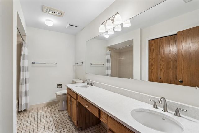 127 Acacia Circle 402, Indian Head Park, IL 60525