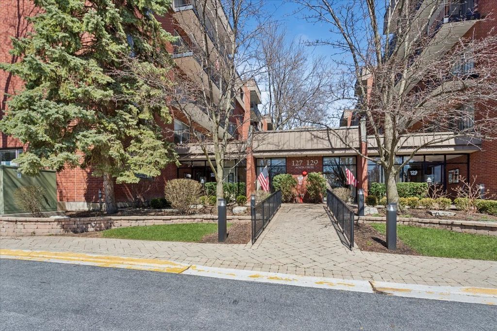 127 Acacia Circle 402, Indian Head Park, IL 60525