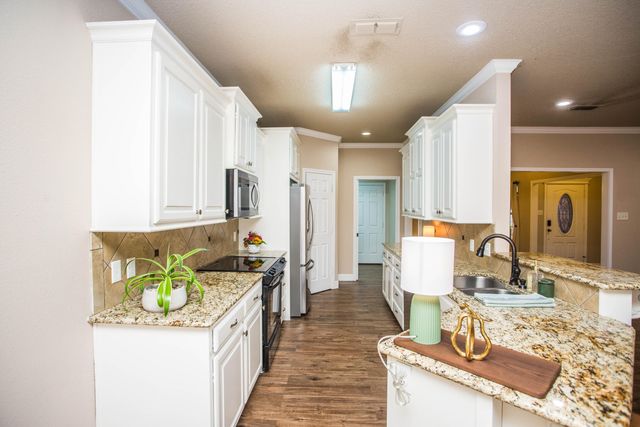 9806 Elkhart Avenue, Lubbock, TX 79424