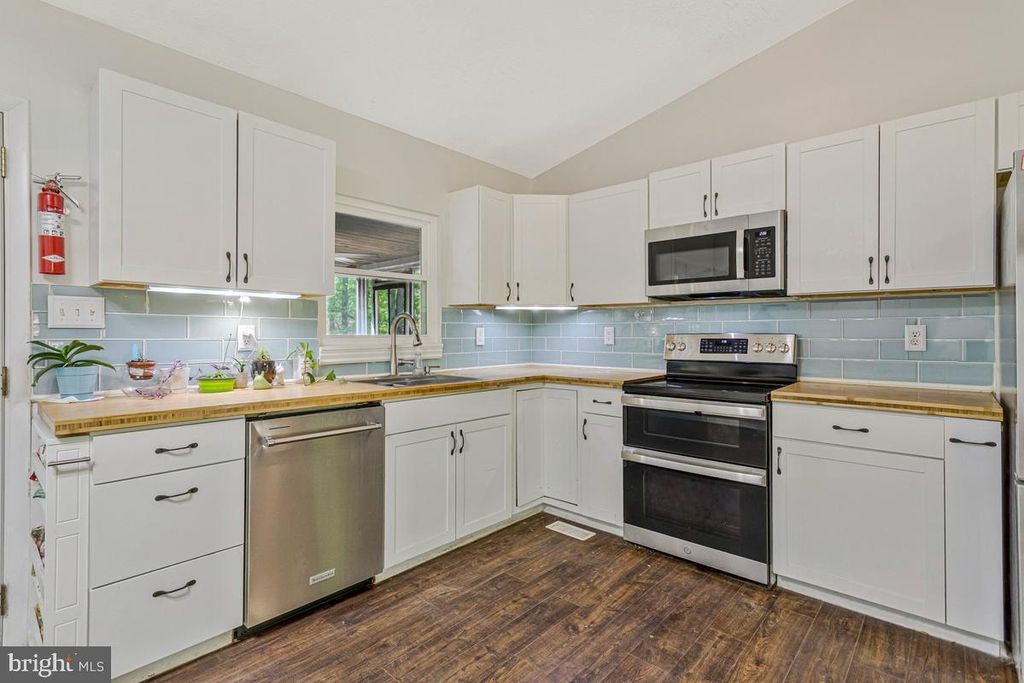 Image 11 of property listing at 5030 SUNNYHILLS DR, Sunderland, MD 20689
