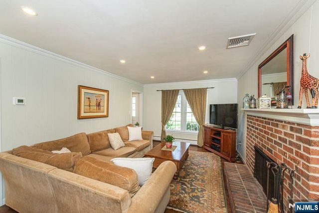 19 Bedford Road, Mahwah, NJ 07430