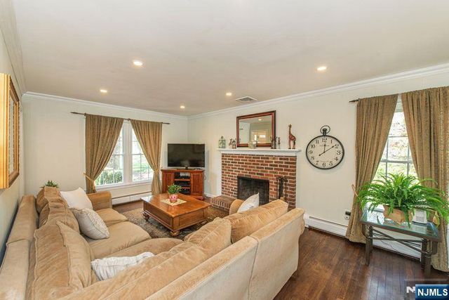 19 Bedford Road, Mahwah, NJ 07430