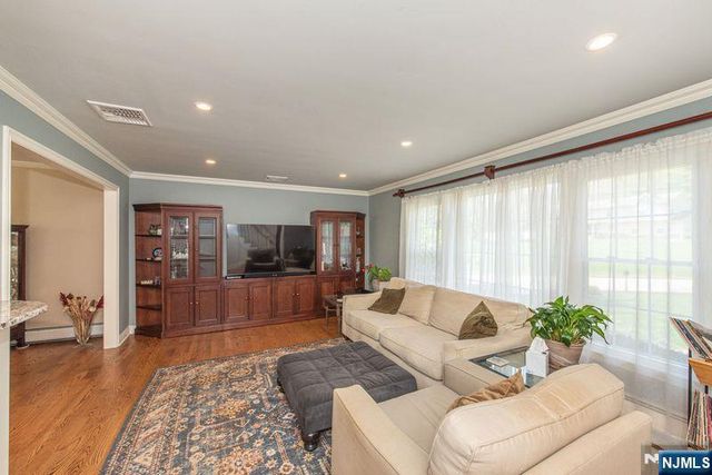 19 Bedford Road, Mahwah, NJ 07430