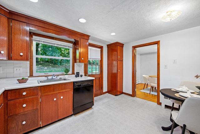 38 Robinhood Rd, Winchester, MA 01890
