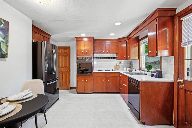 38 Robinhood Rd, Winchester, MA 01890