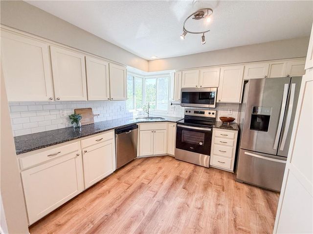 3221 NW Shannon Drive, Blue Springs, MO 64015