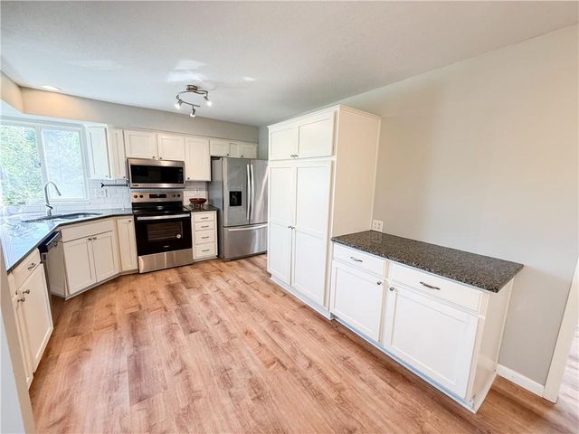 3221 NW Shannon Drive, Blue Springs, MO 64015