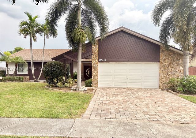 8541 NW 54th St, Lauderhill, FL 33351