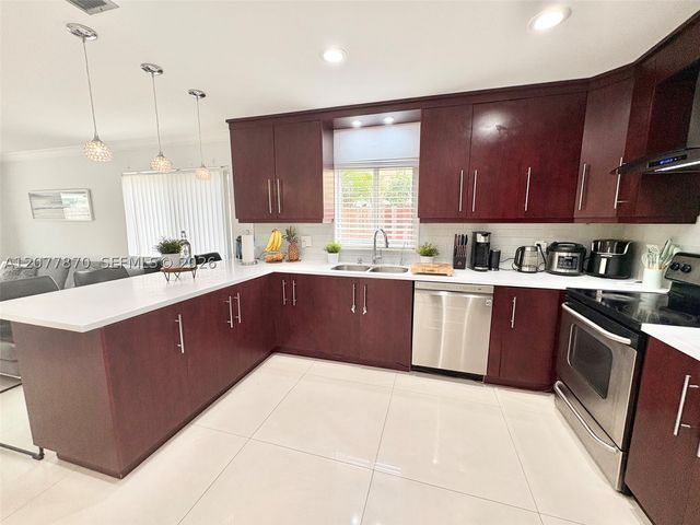 8541 NW 54th St, Lauderhill, FL 33351