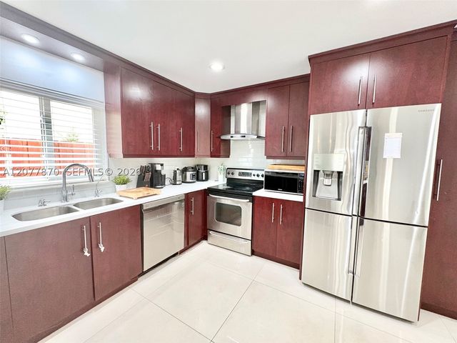8541 NW 54th St, Lauderhill, FL 33351