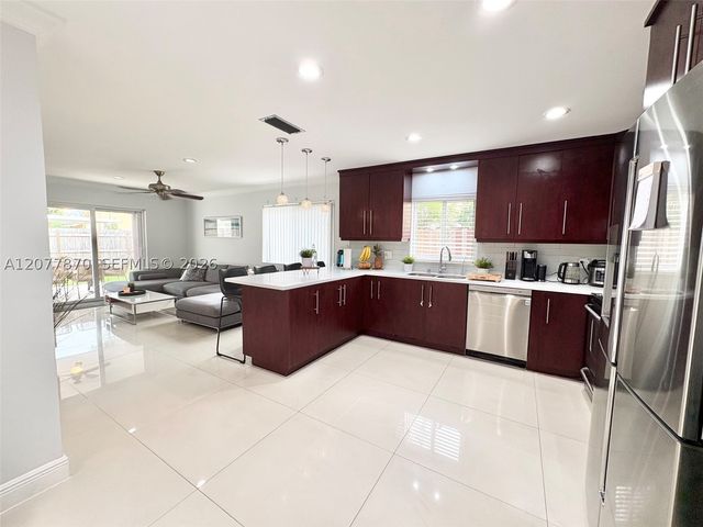 8541 NW 54th St, Lauderhill, FL 33351