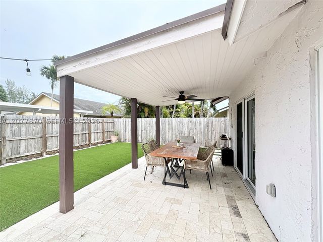8541 NW 54th St, Lauderhill, FL 33351