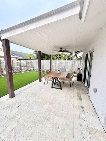 8541 NW 54th St, Lauderhill, FL 33351