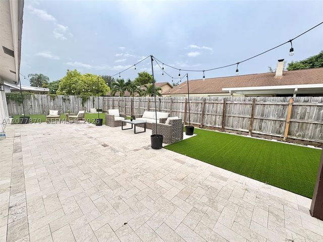 8541 NW 54th St, Lauderhill, FL 33351