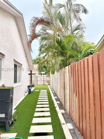8541 NW 54th St, Lauderhill, FL 33351