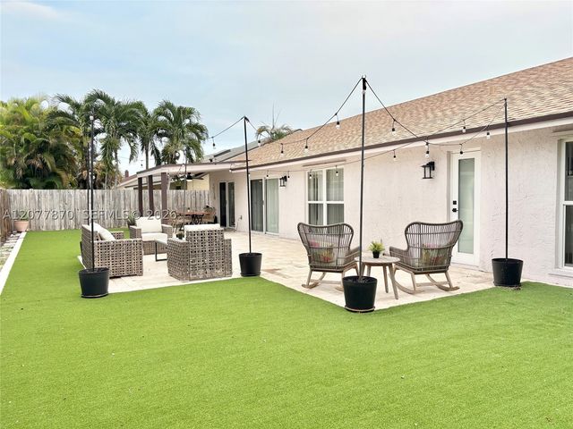 8541 NW 54th St, Lauderhill, FL 33351
