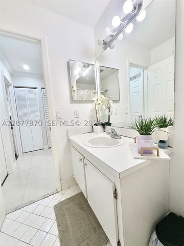 8541 NW 54th St, Lauderhill, FL 33351