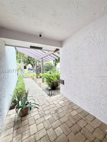 8541 NW 54th St, Lauderhill, FL 33351